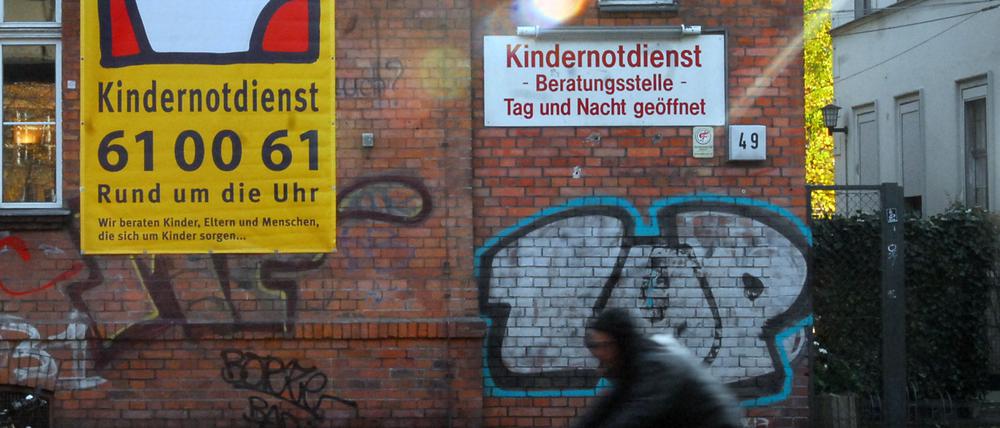 Kindernotdienst in der Gitschiner Strasse 48 in Berlin Kreuzberg und Porträt der Leiterin Beate Köhn. Die Kinderschutz-Hotline wird am 1. November 2007 ein halbes Jahr alt Foto: Kitty Kleist-Heinrich