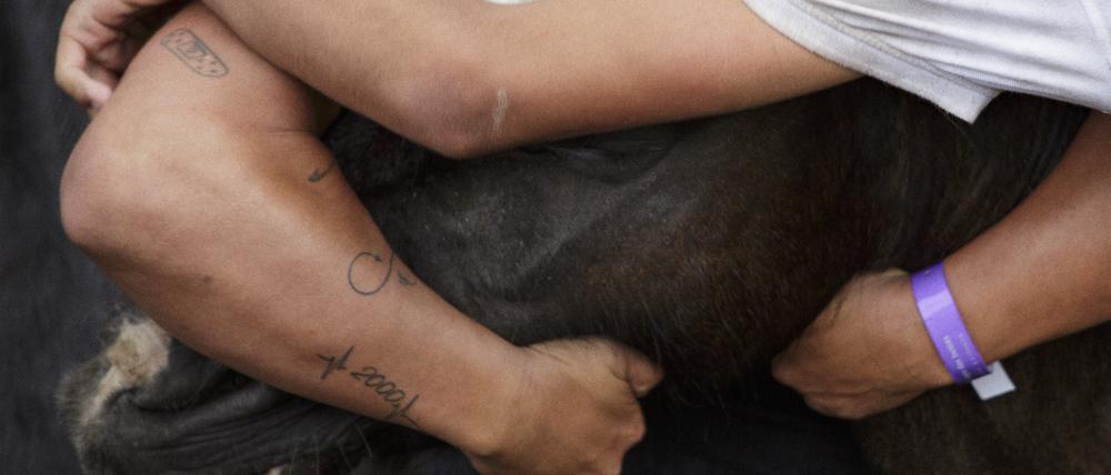 Das Motiv stammt aus der Serie „Hug“ der Berliner Fotografin Yalda Afsah.