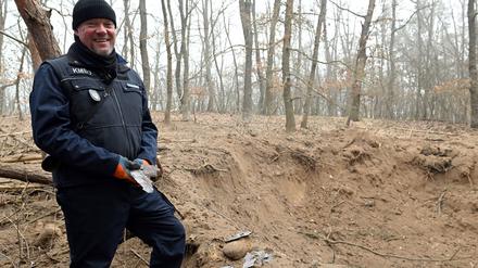 Sprengmeister Mike Schwitzke hält Bombensplitter in der Hand.