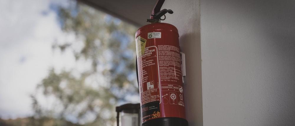 Lake Garda, Italy - 3 October 2022: An Italian fire extinguisher hangs on a building to put out a possible fire or blaze *** Ein italienischer Feuerlösche hängt an einem Gebäude um ein mögliches Feuer oder einen Brand zu löschen