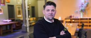 TV-Koch Tim Mälzer steht im Studio des Restaurants „Bullerei“