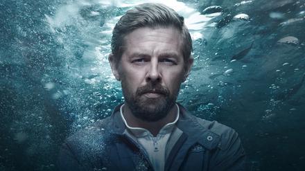 Klaas Heufer-Umlauf ist Fernsehmoderator, Sänger, Entertainer, Fernsehproduzent und Schauspieler. In „Der Schwarm“ spielt er den Unterwasserexperten Luther Roscovitz.