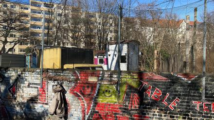 In der Ratiborstraße 14c befindet sich einer der letzten Wagenplätze Berlins. Durch den geplatzten Ankauf kann dieser zunächst bleiben.