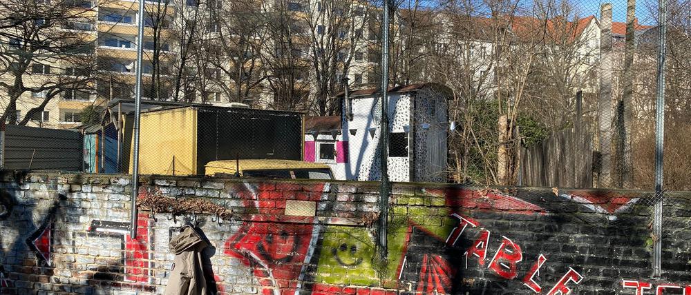 In der Ratiborstraße 14c befindet sich einer der letzten Wagenplätze Berlins. Durch den geplatzten Ankauf kann dieser zunächst bleiben.