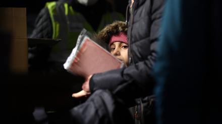 Geflüchtete Menschen aus der Ukraine registrieren sich, nach ihrer Ankunft aus Berlin, vor einer ehemaligen Quarantäne-Einrichtung. Die Behörden stellten hier eine Unterkunft zur kurzzeitigen Unterbringung von ukrainischen Flüchtlingen bereit. +++ dpa-Bildfunk +++