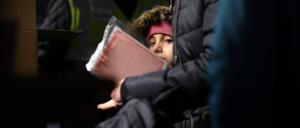 Geflüchtete Menschen aus der Ukraine registrieren sich vor einer ehemaligen Quarantäne-Einrichtung. 