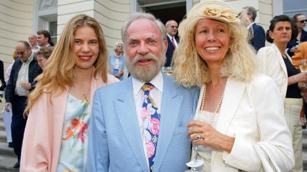 Peter Dussmann mit seiner Gattin Catherine und Tochter Angela im Sommer 2002. 