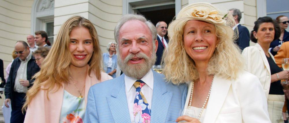Peter Dussmann mit seiner Gattin Catherine und Tochter Angela im Sommer 2002.