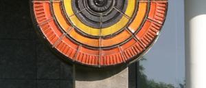 „Das Ding“ von Susanne Riée steht vor dem Haus Uhlandstraße 101 in Wilmersdorf