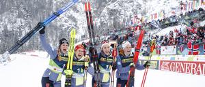 Die deutschen Langläuferinnen feiern Silber wie einen Sieg.