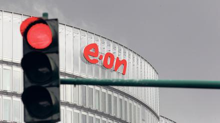 ARCHIV - Eine rote Ampel leuchtet vor der Eon Zentrale in Essen (Archivfoto). Der Energiekonzern Eon plant nach der Abspaltung seines Kraftwerksgeschäfts und einem gigantischen Verlust in den ersten drei Quartalen 2016 ein Sparprogramm. Foto: Roland Weihrauch dpa (zu dpa "Eon kündigt Sparprogramm nach Milliardenverlust an" vom 09.11.2016) Foto: Roland Weihrauch/dpa +++(c) dpa - Bildfunk+++