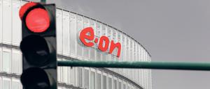 ARCHIV - Eine rote Ampel leuchtet vor der Eon Zentrale in Essen (Archivfoto). Der Energiekonzern Eon plant nach der Abspaltung seines Kraftwerksgeschäfts und einem gigantischen Verlust in den ersten drei Quartalen 2016 ein Sparprogramm. Foto: Roland Weihrauch dpa (zu dpa "Eon kündigt Sparprogramm nach Milliardenverlust an" vom 09.11.2016) Foto: Roland Weihrauch/dpa +++(c) dpa - Bildfunk+++