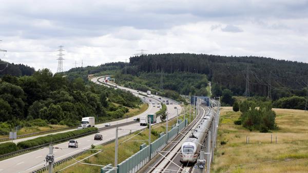 Mehr Geld für die Autobahn, aber nicht für die Bahn: So lässt sich der Beschluss des Koalitionsausschusses zusammenfassen.