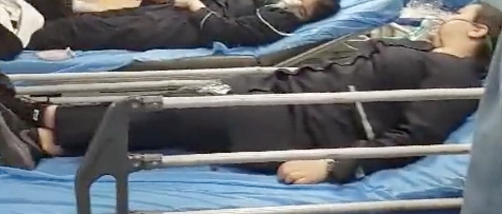 Aufnahmen aus dem Krankenhaus. Vergiftete Schülerinnen aus dem Stadtviertel Tehranpars. 1. März 2023, Screenshot, Video via Shoura Hashemi

https://twitter.com/ShouraHashemi/status/1630908573847781378