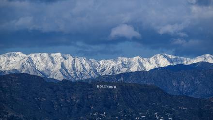 Der „Hollywood-Schriftzug konnte in diesem Jahr - nach einem seltenen Schneesturm - vor Winter-Panorama fotografiert werden. 