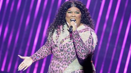 Die Sängerin Lizzo heißt eigentlich Melissa Viviane Jefferson. Ihre Lieder widmen sich Themen wie Diversität und Body Positivity.