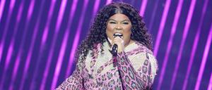 Die US-amerikanische Sängerin Lizzo singt auf der Bühne in der Barclays Arena.