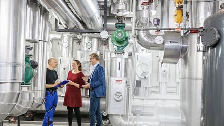 Geschäftsfüher Manager Matthias Albrecht (ganz rechts) mit Klimamanagerin Laura-Marie Strützke und Techniker Andreas Ryll im Hubertus-Krankenhaus.