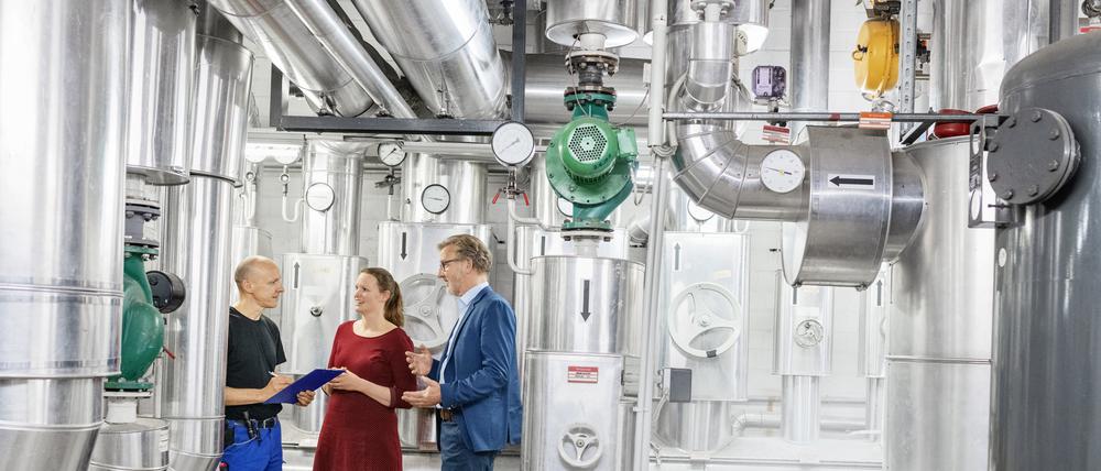 Geschäftsfüher Manager Matthias Albrecht (ganz rechts) mit Klimamanagerin Laura-Marie Strützke und Techniker Andreas Ryll im Hubertus-Krankenhaus.