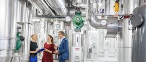 Geschäftsfüher Manager Matthias Albrecht (ganz rechts) mit Klimamanagerin Laura-Marie Strützke und Techniker Andreas Ryll im Hubertus-Krankenhaus.
