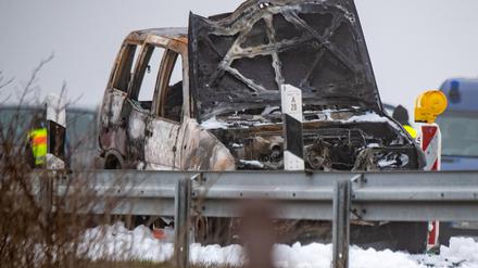 Bei einem bewaffneten Überfall auf einen Geldtransporter an der Autobahn 20 in Mecklenburg-Vorpommern haben Räuber nach Polizeiangaben einen Millionenbetrag erbeutet.