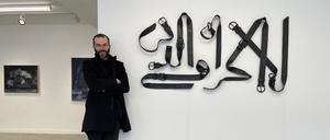 Maler und Bildhauer Said Baalbaki vor seiner Bronze „Kein Zwang zum Glauben“ in der Galerie Nord des Kunstvereins Tiergarten. 