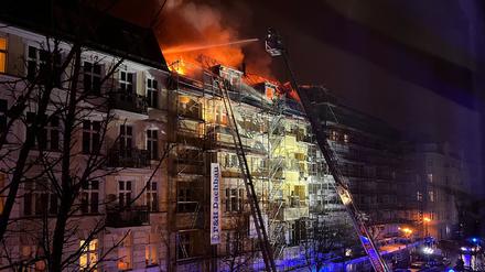 In Prenzlauer Berg brannte am 2. März 2023 ein Wohnhausdach.