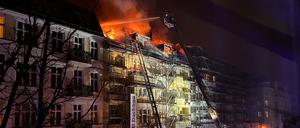 In Prenzlauer Berg brannte am 2. März 2023 ein Wohnhausdach.