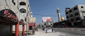 Gesamtansicht der Stadt Huwara, nachdem Siedler Häuser und Fahrzeuge in Brand gesetzt hatten. 