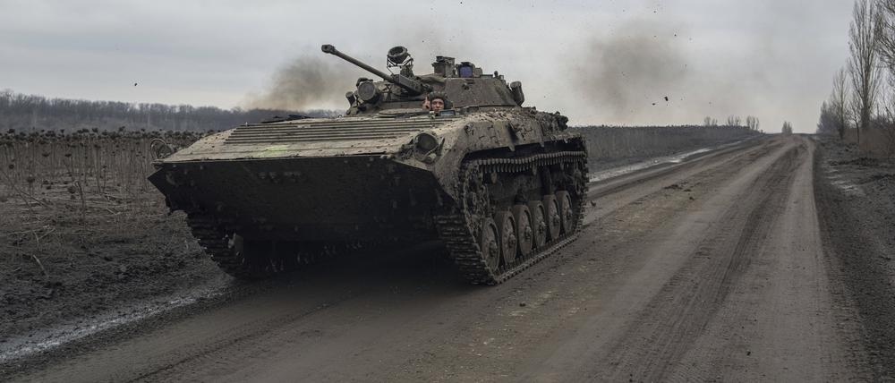 Ein ukrainischer Soldat fährt ein Militärfahrzeug in Richtung der Frontstellungen.