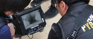 Forschende blicken mithilfe eines Endoskops in die Kammer, die vermutlich seit rund 4500 Jahren kein Mensch mehr gesehen hat.