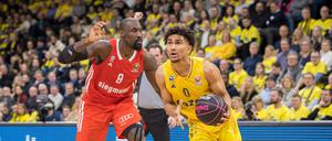 Im Pokal erwischte Maodo Lo (rechts) gegen München (im Bild Othello Hunter) einen ganz schwachen Tag. 