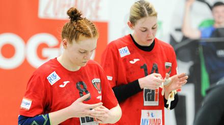 Nach der Niederlage gegen die SG H2Ku Herrenberg sitzt die Enttäuschung tief, auch bei Linea Höbbel (l.) und Tina Wagenlader.