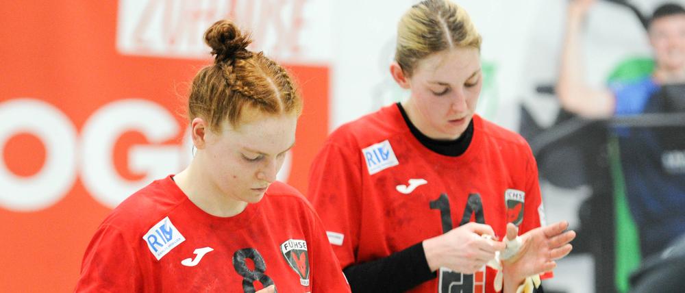 Nach der Niederlage gegen die SG H2Ku Herrenberg sitzt die Enttäuschung tief, auch bei Linea Höbbel (l.) und Tina Wagenlader.