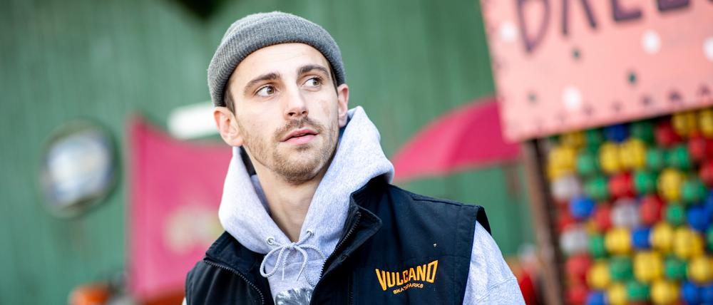 Infuencer Fynn Kliemann steht auf seinem ehemaligen Hof „Kliemannsland“.