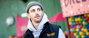 Infuencer Fynn Kliemann steht auf seinem ehemaligen Hof „Kliemannsland“.