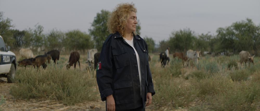Die Polizistin Roberta (Aida Roa) steht hilflos zwischen Gesetz und Verbrechen.