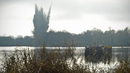 Eine Zehn-Zentner-Bombe aus dem Zweiten Weltkrieg ist am 21.11.2013 in Oranienburg (Brandenburg) gesprengt worden. Etwas später als geplant machten Experten sie gegen 12.15 Uhr unschädlich. Rund 3500 Menschen mussten dafür am Morgen ihre Wohnungen verlassen. Eine Entschärfung des Blindgängers war laut Kampfmittelräumdienst nicht möglich. Foto: Oliver Mehlis/dpa +++(c) dpa - Bildfunk+++