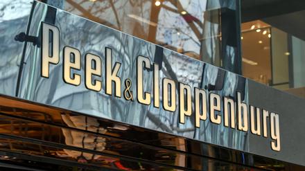 Der Schriftzug „Peek & Cloppenburg“ über dem Eingang zu einem Geschäft des deutschen Textilkaufhauses in der Tauentzienstraße. 