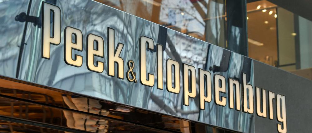 Der Schriftzug „Peek & Cloppenburg“ über dem Eingang zu einem Geschäft des deutschen Textilkaufhauses in der Tauentzienstraße. 