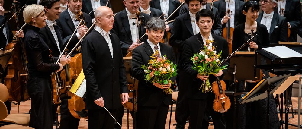 Dirigent Paavo Järvi, Komponist Toshio Hosokawa und Soloviolinist Daishin Kashimoto (v.l.) am Donnerstag in der Berliner Philharmonie.
