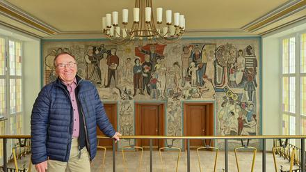 Eigentlich führt Bernd Geller architekturbegeisterte Besucher durch Eisenhüttenstadt, doch die Nachfrage an Touren zu Drehorten steigt.