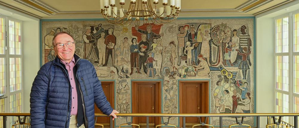 Eigentlich führt Bernd Geller architekturbegeisterte Besucher durch Eisenhüttenstadt, doch die Nachfrage an Touren zu Drehorten steigt.