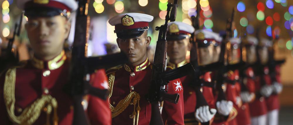 Zum 76. Jahrestag des Tages der Union. In Naypyitaw marschiert die Ehrengarde.