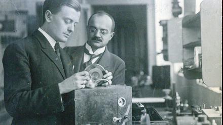 Mihaly mit seienem Assistenten, Berlin, 1930.