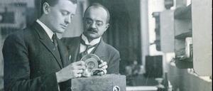 Mihaly mit seienem Assistenten, Berlin, 1930.