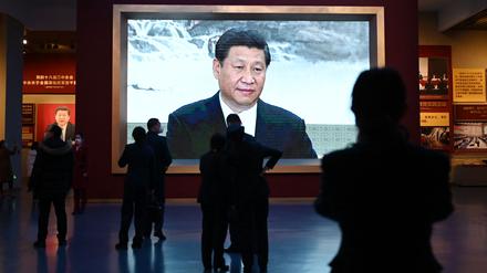 Personenkult wie einst unter Mao: In einem Museum in Peking wird eine Rede Xi Jinpings auf großen Videoschirmen übertragen. 