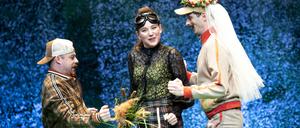 NUR EIN TAG
von Martin Baltscheit

REGIE: Jennifer J. Whigham
BÜHNE & KOSTÜME: Matthias Müller
DRAMATURGIE: Sina Katharina Flubacher
MUSIK: Tobias Dutschke

Auf dem Bild
v.l. Fabian Raabe, Laura Maria Hänsel, Jacob Keller

Foto: Stefan Gloede

honorarfrei bei Nennung des Copyrights