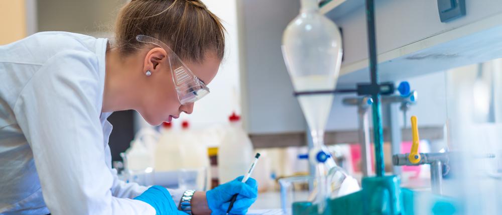 Die gentechnische Veränderung von Immunzellen des Krebspatienten zu den heilsamen CAR-T-Zellen in Speziallabors ist größtenteils noch Handarbeit.