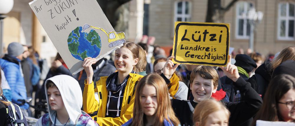 03.03.2023, Stuttgart: Menschen nehmen an einer Demonstration zum globalen Klimastreik am Schlossplatz teil. Die Klimaschutzbewegung Fridays For Future hatte für Freitag in zahlreichen Ländern zu neuen Protesten aufgerufen. Foto: Julian Rettig/dpa +++ dpa-Bildfunk +++
